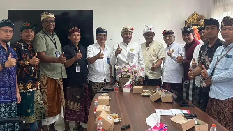 General Manager beserta managemen PT PLN (Persero) Unit Induk Distribusi (UID) Bali menyempatkan foto bersama dengan Ketua Majelis Desa Adat (MDA) Bali beserta pengurus seusai Audensi.