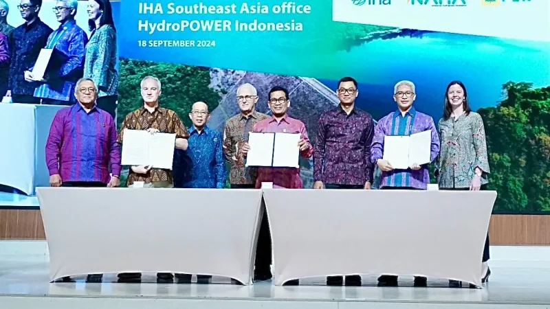 Penandatanganan MoU antara PLN, IHA, dan INAHA terkait penajajakan kerja sama pengembangan energi hidro di Indonesia di mana salah satunya diwujudkan dengan peresmian kantor bersama IHA-INAHA di Kantor Pusat PLN. Keterangan foto: Direktur Utama PLN, Darmawan Prasodjo, President of IHA, Malcolm Turnbull, Kepala Balai Besar Survei dan Pengujian Ketenagalistrikan, EBTKE Kementerian ESDM, Harris Yahya, Direktur Manajemen Pembangkitan PLN, Adi Lumakso, CEO of IHA, Eddie Rich, Ketua Dewan Pengawas INAHA, Nasri Sebayang, Ketua Dewan Pakar INAHA, Ismet Rahmad Kartono, dan First Secretary of the Australian Embassy, Lauren Sewell.