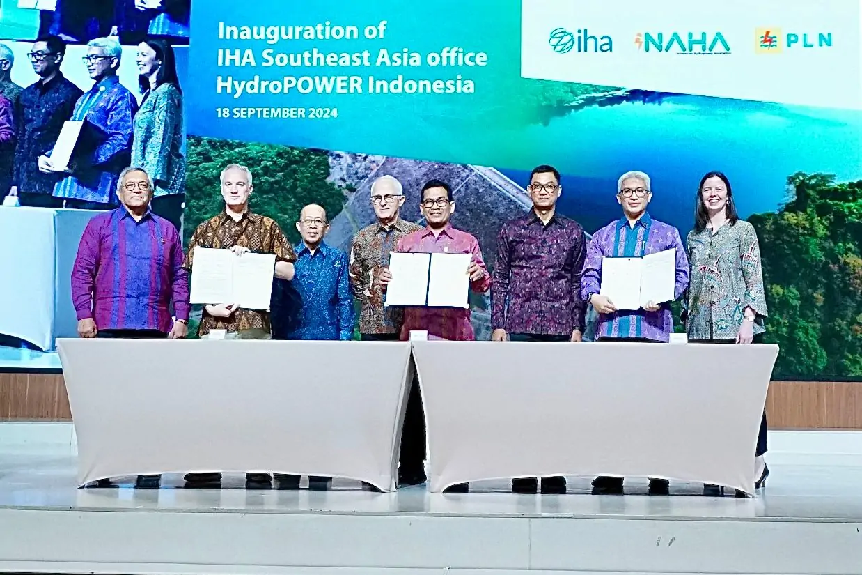 Penandatanganan MoU antara PLN, IHA, dan INAHA terkait penajajakan kerja sama pengembangan energi hidro di Indonesia di mana salah satunya diwujudkan dengan peresmian kantor bersama IHA-INAHA di Kantor Pusat PLN. Keterangan foto: Direktur Utama PLN, Darmawan Prasodjo, President of IHA, Malcolm Turnbull, Kepala Balai Besar Survei dan Pengujian Ketenagalistrikan, EBTKE Kementerian ESDM, Harris Yahya, Direktur Manajemen Pembangkitan PLN, Adi Lumakso, CEO of IHA, Eddie Rich, Ketua Dewan Pengawas INAHA, Nasri Sebayang, Ketua Dewan Pakar INAHA, Ismet Rahmad Kartono, dan First Secretary of the Australian Embassy, Lauren Sewell.