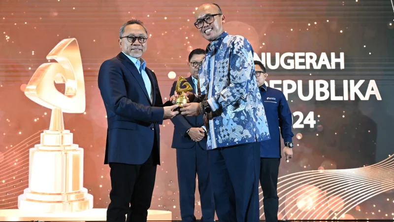 Penyerahan Anugerah ESG Republika 2024 dengan kategori Emission Reduction Effort dari Menteri Perdagangan Republik Indonesia, Zulkifli Hasan kepada Direktur Utama PLN Darmawan Prasodjo yang diwakili Direktur Transmisi dan Perencanaan Sistem PLN Evy Haryadi pada Kamis (19/9) di Jakarta.