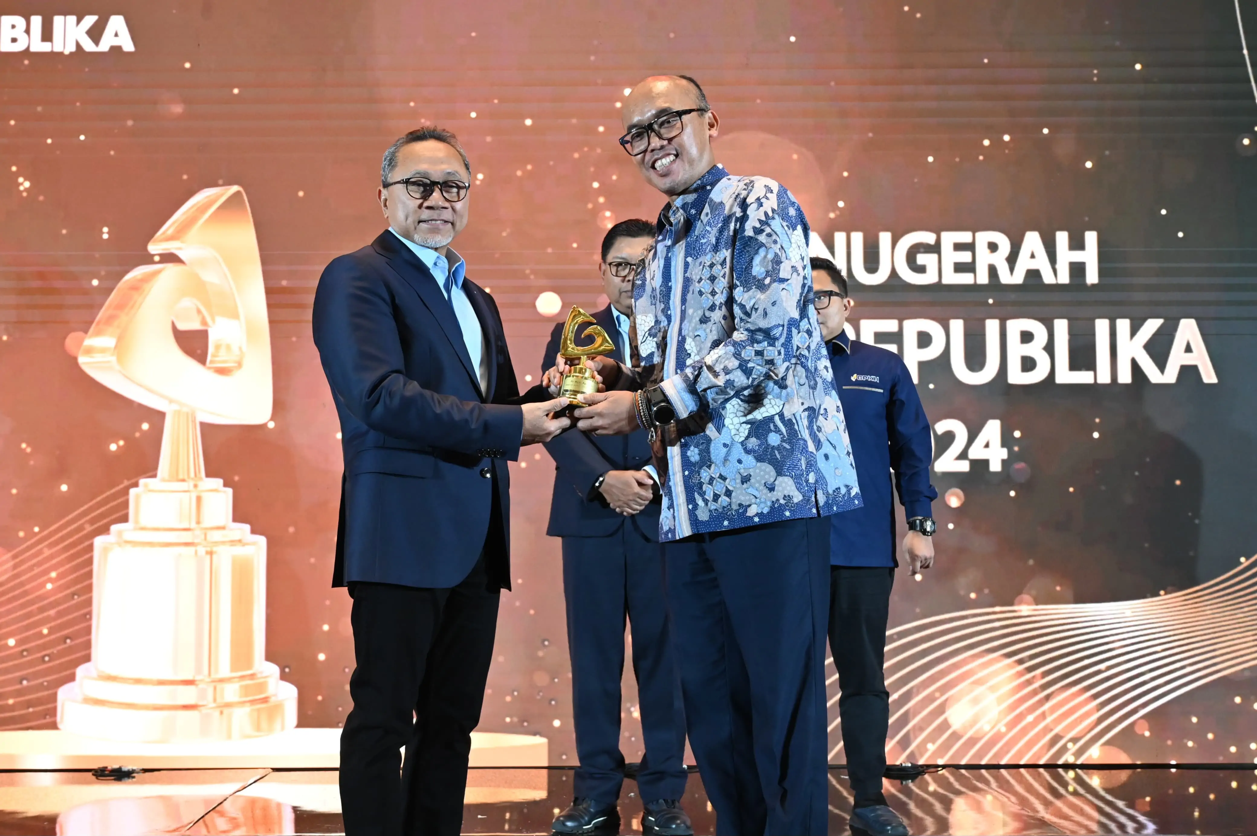 Penyerahan Anugerah ESG Republika 2024 dengan kategori Emission Reduction Effort dari Menteri Perdagangan Republik Indonesia, Zulkifli Hasan kepada Direktur Utama PLN Darmawan Prasodjo yang diwakili Direktur Transmisi dan Perencanaan Sistem PLN Evy Haryadi pada Kamis (19/9) di Jakarta.