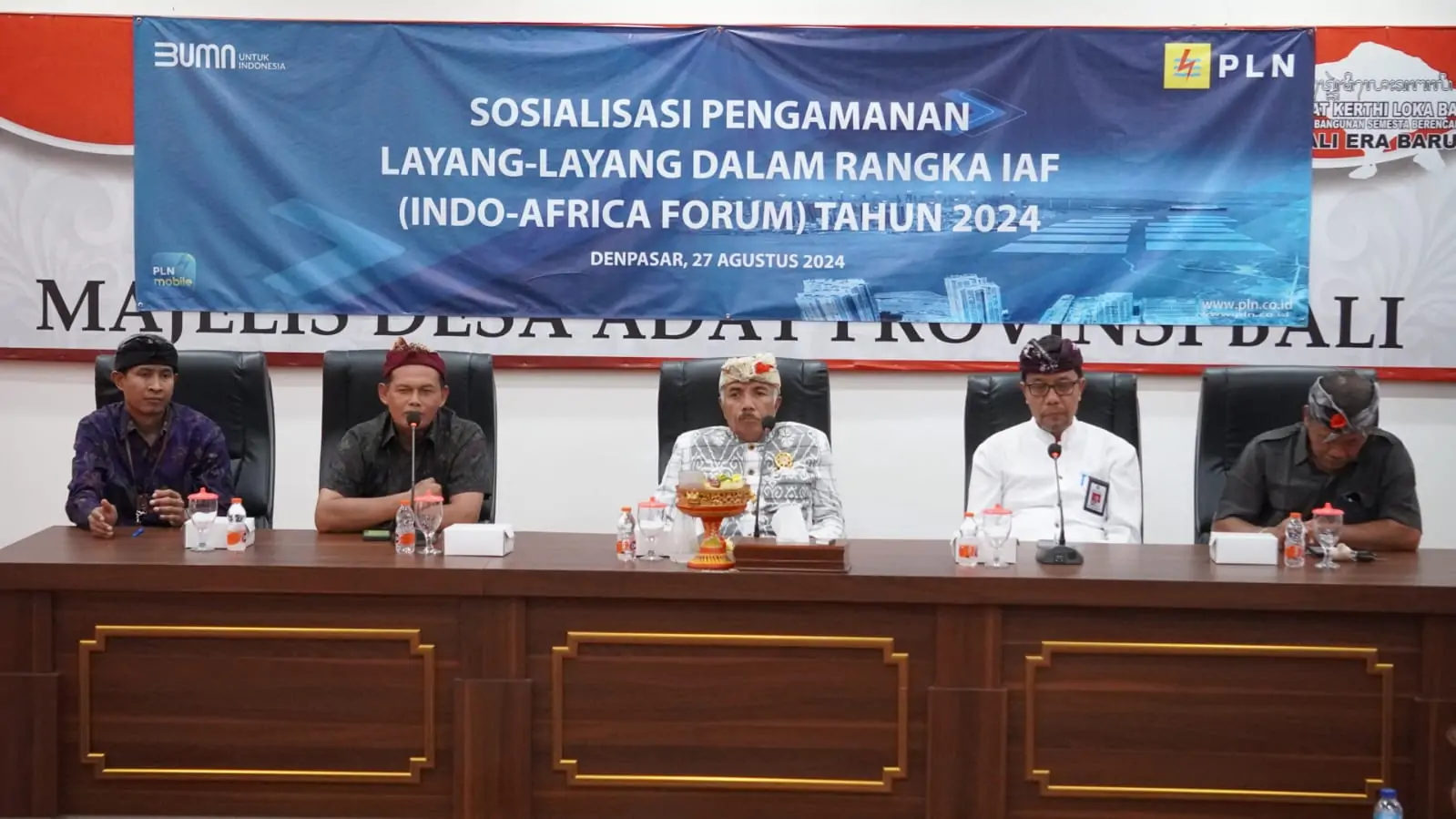 Sosialisasi pengamanan Layang layang dalam rangka HLF-MSP & IAF ke 2 2024 dilaksanakan di kantor Majelis Desa Adat (MDA) Bali yang dihadiri langsung ketua MDA Bali Ida Panglingsir Agung Putra Sukahet (tengah).