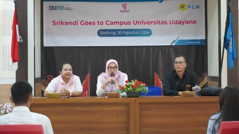 Koordinator Srikandi Bali Nusra, Ning Asih Pratiwi (tengah) diapit Wakil Dekan III Fakultas Teknik Unud (kanan) dan Koordinator Capacity Building Srikandi PLN UID Bali (kiri) menyampaikan sambutannya.