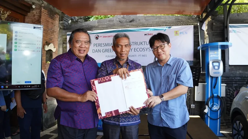 Senior Manager Niaga dan Manajemen Pelanggan PT PLN (Persero) Unit Induk Distribusi (UID) Bali Mustafrizal (tengah) diapit oleh Direktur PT Bima Sakti Ida Bagus Surya Sanjaya (kiri) serta Direktur PT Ines Soon Lee (kanan) menyempatkan foto bersama sambil memperlihatkan MoU.