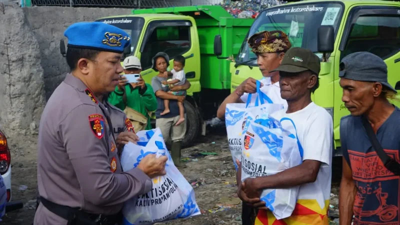 Pembagian sembako di TPS 3 R Paku Sari Pemogan.