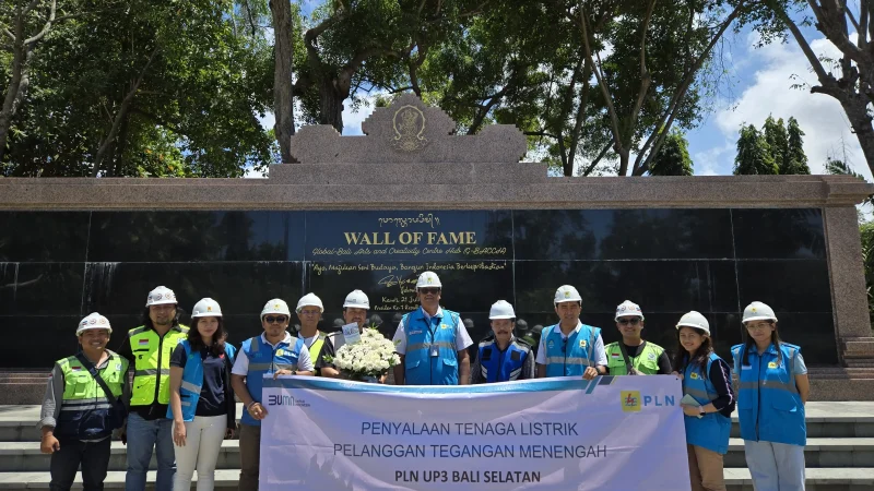 Foto bersama Managemen ISI Denpasar dengan Managemen PT PLN (Persero) Unit Pelaksana Pelayanan Pelanggan (UP3) Bali Selatan seusai penyalaan tambah daya pada momen Hari Pelanggan Nasional (HPN) 2024.