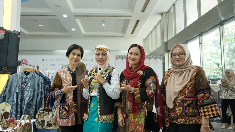 Ketua Bidang Manajemen Usaha (BMU) Dewan Kerajinan Nasional (Dekranas), Sri Suparni Bahlil (kedua dari kiri) saat mengunjungi booth PLN dalam gelaran Kriyanusa 2024 di Jakarta Convention Center (JCC) didampingi Ketua Umum Persatuan Istri Karyawan-Karyawati (PIKK) PLN, Diny Darmawan Prasodjo (kedua dari kanan), Wakil Ketua Pendamping PIKK PLN, Bonni Yusuf Didi Setiarto (kanan), dan Wakil Ketua Pendamping PIKK PLN, Sita Evy Haryadi (kiri).