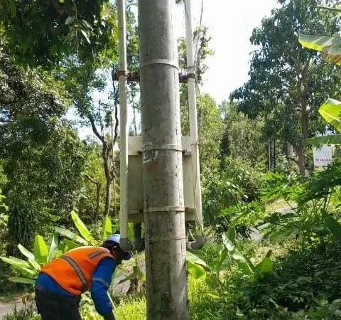 Petugas PLN melakukan pengecekan tiang listrik untuk memastikan kondisinya aman pasca gempa.