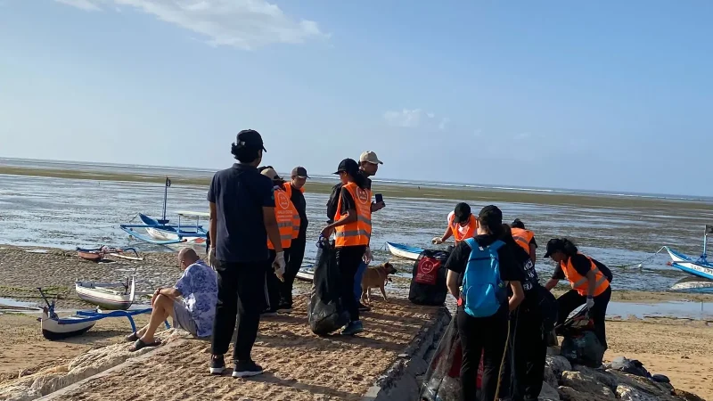 Aksi bersih - bersih di Pantai Mercure.