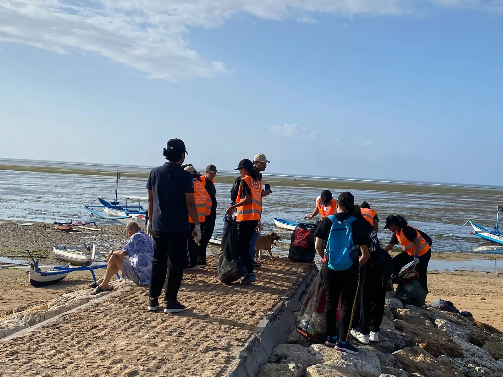 Aksi bersih - bersih di Pantai Mercure.