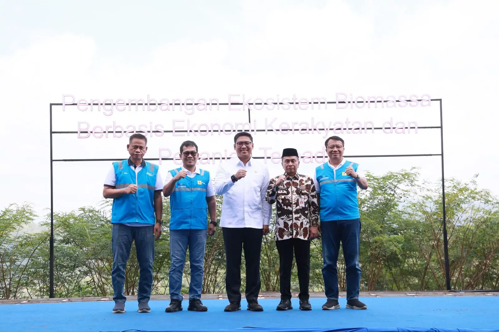 Program Pengembangan Ekosistem Biomassa ini merupakan bentuk kolaborasi yang kuat antara Pemerintah, PLN dan masyarakat. Keterangan foto: Wakil Menteri Pertanian, Sudaryono (tengah), Direktur Manajemen Pembangkitan PLN, Adi Lumakso (kedua dari kiri), Direktur Utama PLN EPI, Iwan Agung Firstantara (kanan), Penjabat Sementara Bupati Tasikmalaya, Yedi Rahmat (kedua dari kanan), dan Kepala Pusat Badan Standardisasi Instrumen Perkebunan, Kementan, Fadjry Djufry (kiri).