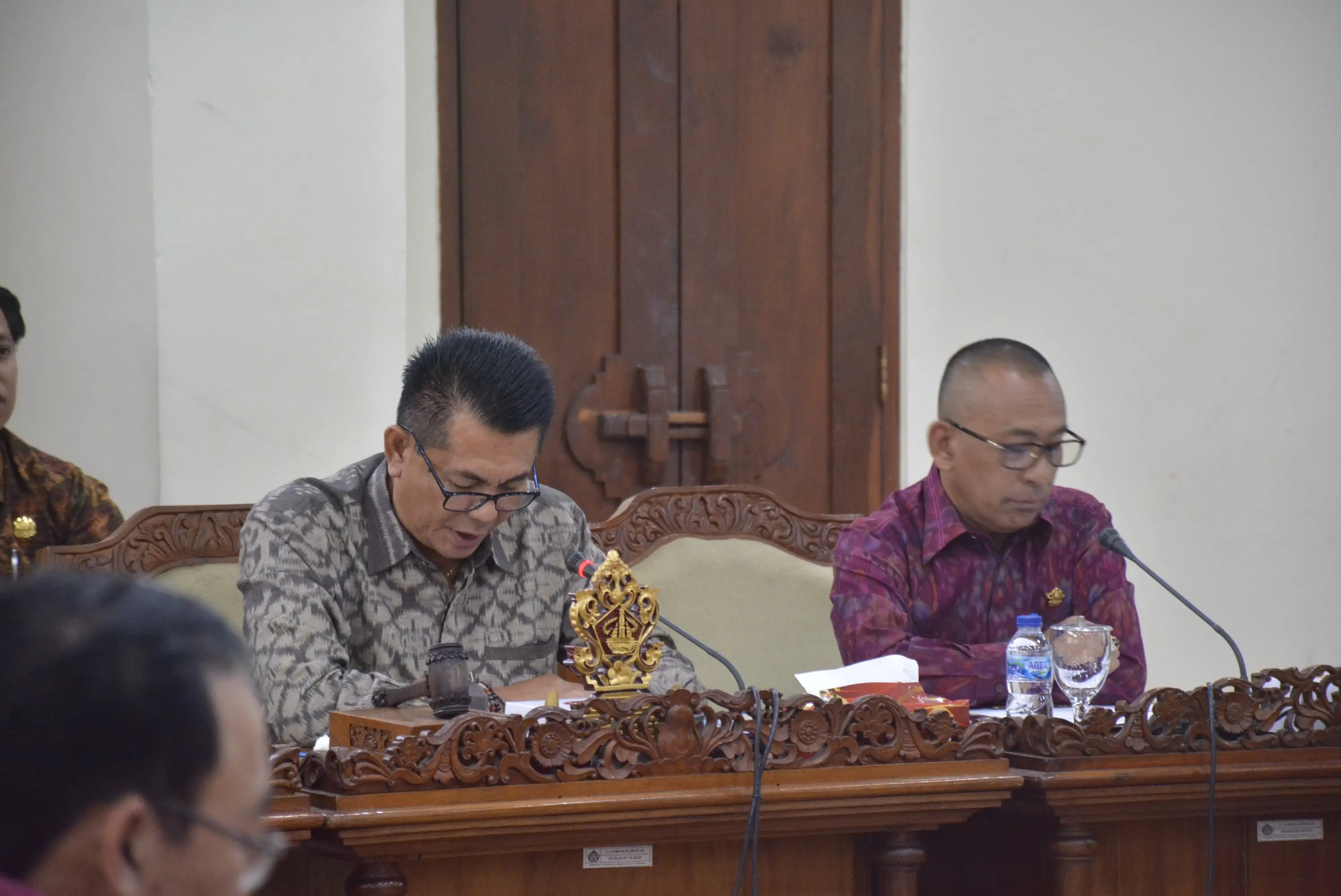 Ketua Sementara DPRD Provinsi Bali Dewa Made Mahayadnya, SH, saat menyampaikan pengumuman resmi calon pimpinan DPRD Bali Periode 2024-2029.