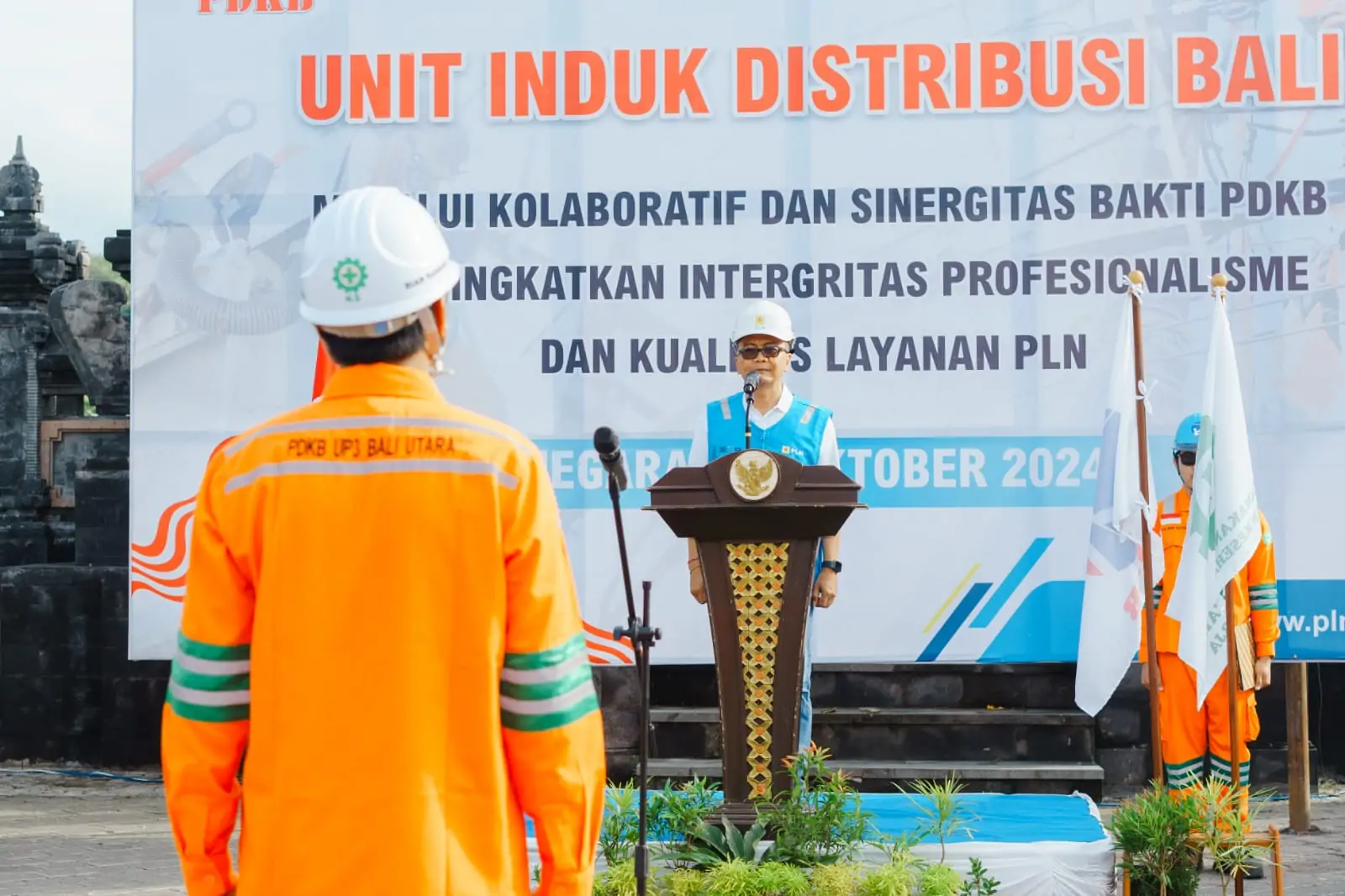 General Manager (GM) PT PLN (Persero) Unit Induk Distribusi (UID) Bali I Gede Agung Sindu Putra saat memberikan amanat nya sebagai pembina pada kegiatan Apel Bakti PDKB 2024.