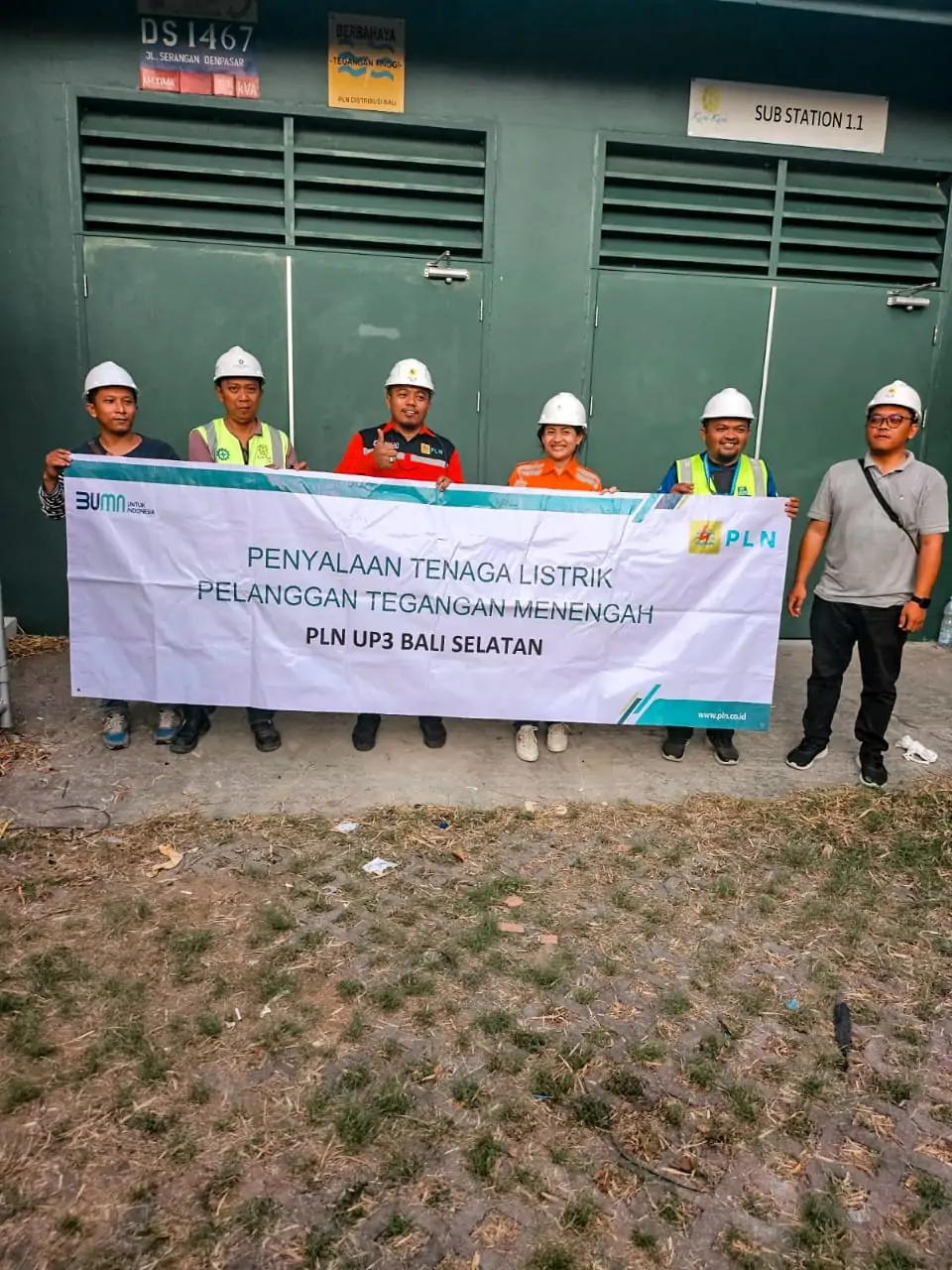 Tim teknik PLN menyempatkan foto bersama di depan Gardu bangunan, usai penyambungan pelanggan di pusat perbelanjaan Kawasan Ekonomi Khusus (KEK).