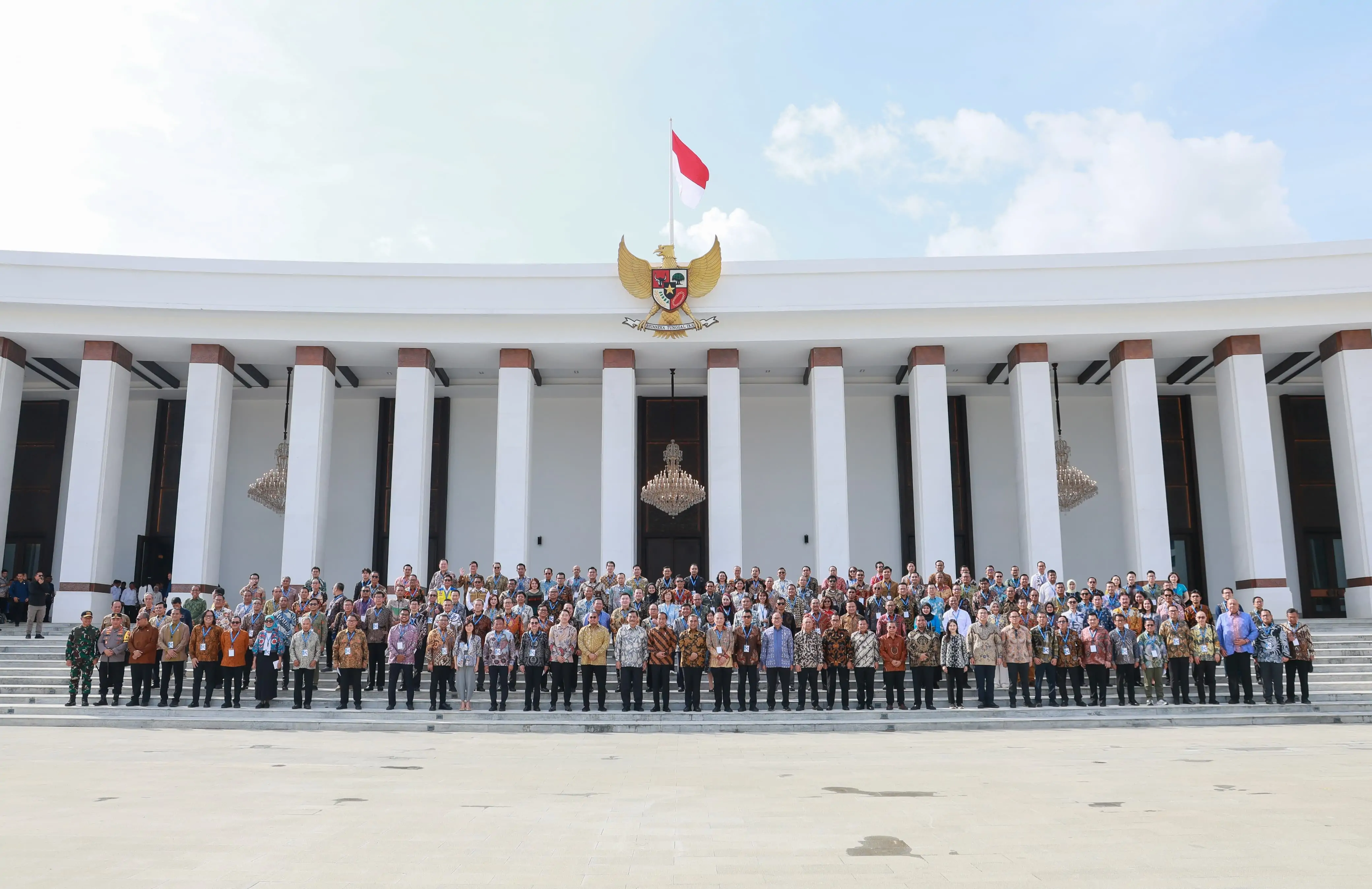 Foto bersama Presiden Republik Indonesia, Joko Widodo, Para Menteri Kabinet Indonesia Maju dan Ratusan CEO Perusahaan pada sela acara Kompas100 CEO Forum di Istana Negara, Ibu Kota Nusantara (IKN) pada Jumat (11/10).