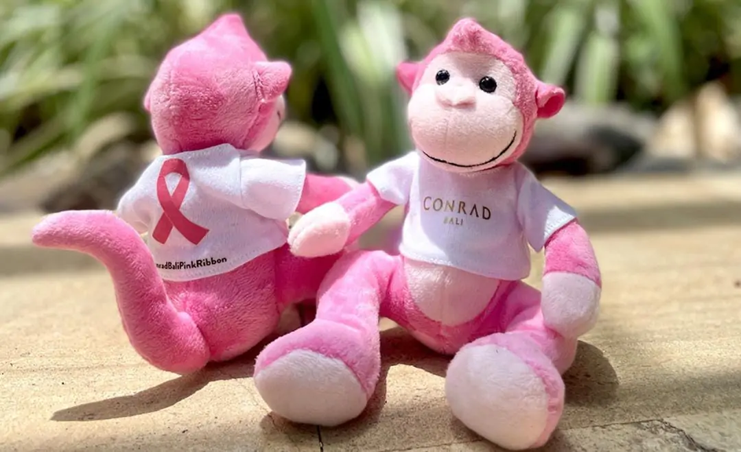 Turut memperingati Bulan Peduli Kanker Payudara, para tamu berkesempatan untuk membeli Pink Ribbon Conrad Monkey, maskot boneka ikonik Conrad Bali. Penabali/om