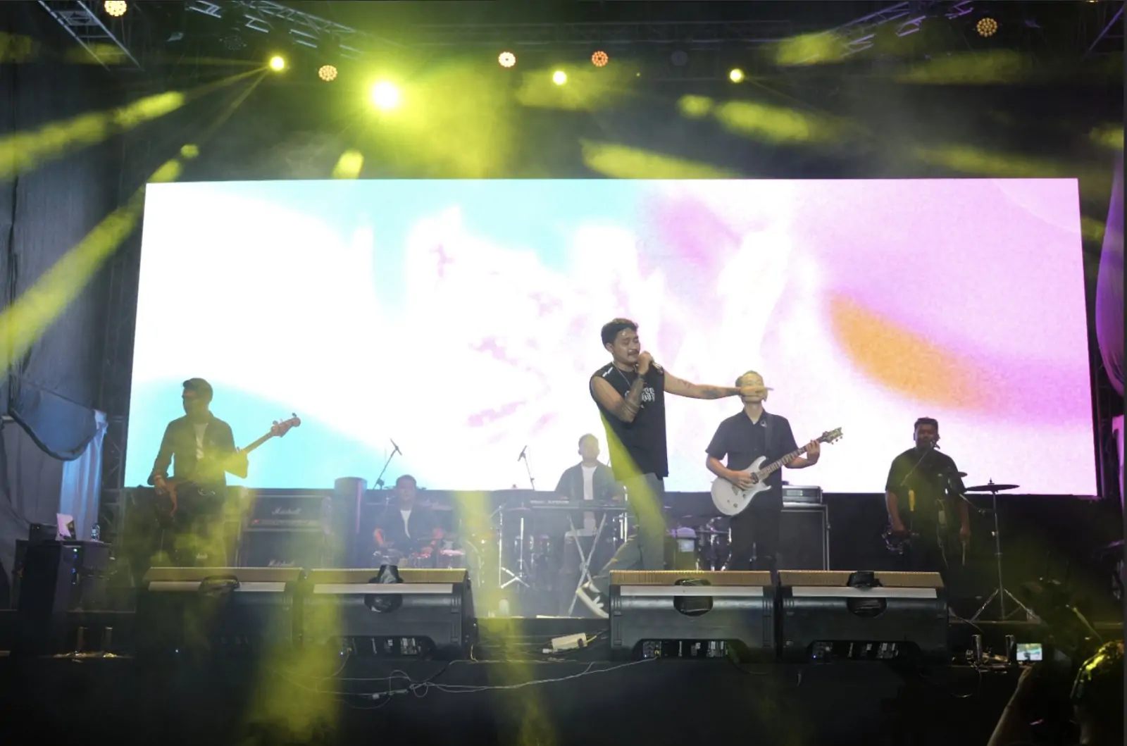 Penampilan salah satu band di acara Biznet Festival Bali 2024, Sabtu (26/10/2024).