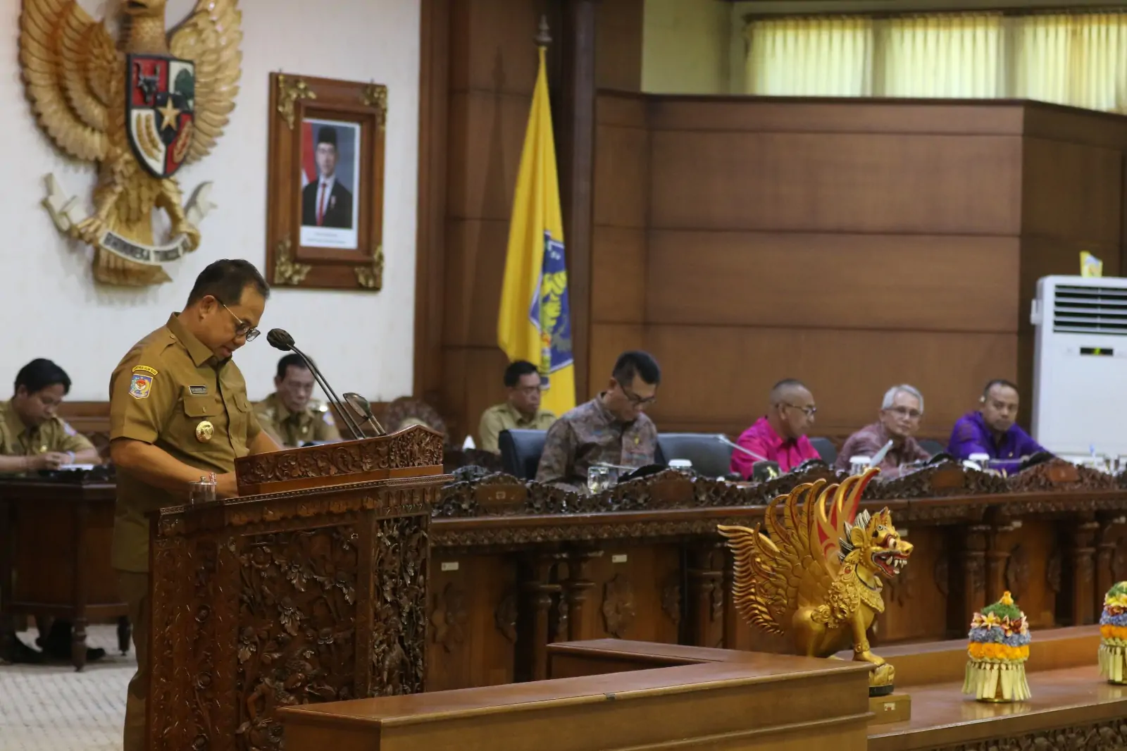 Pj. Gubernur Bali, Mahendra Jaya saat menyampaikan Jawaban Terhadap Pandangan Umum Fraksi Atas Raperda Provinsi Bali Tentang Anggaran Pendapatan dan Belanja Daerah Provinsi Bali TA 2025 pada Rapat Paripurna ke – 4, Masa Persidangan I DPRD Provinsi Bali, Senin (28/10/2024).