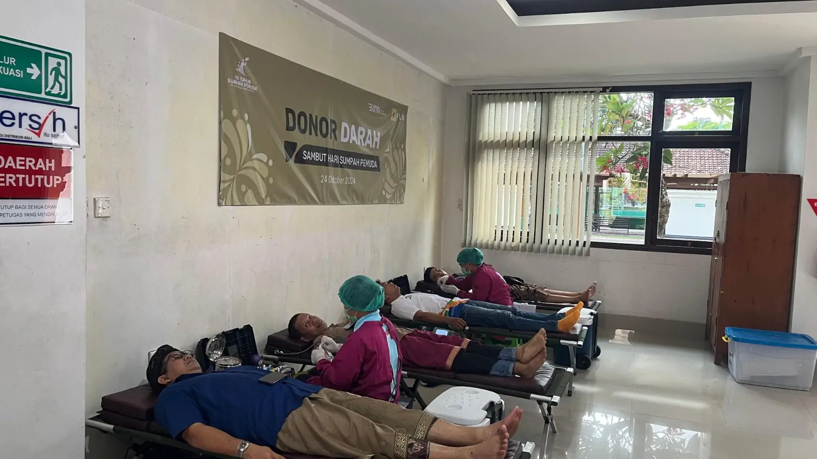 Para peserta donor darah sedang melakukan pengambilan darah.