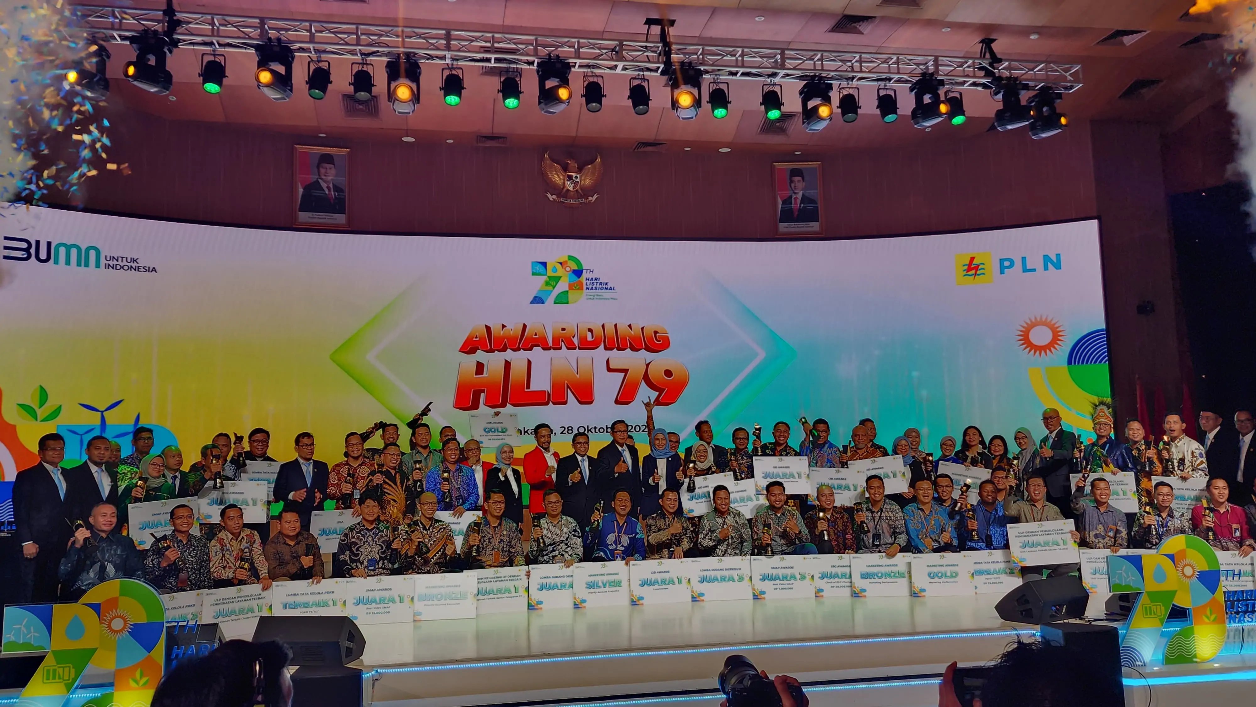 Para peserta penerima awarding menyempatkan berfoto bersama bertepatan pada momen Hari Listrik Nasional ke -79 tahun 2024.