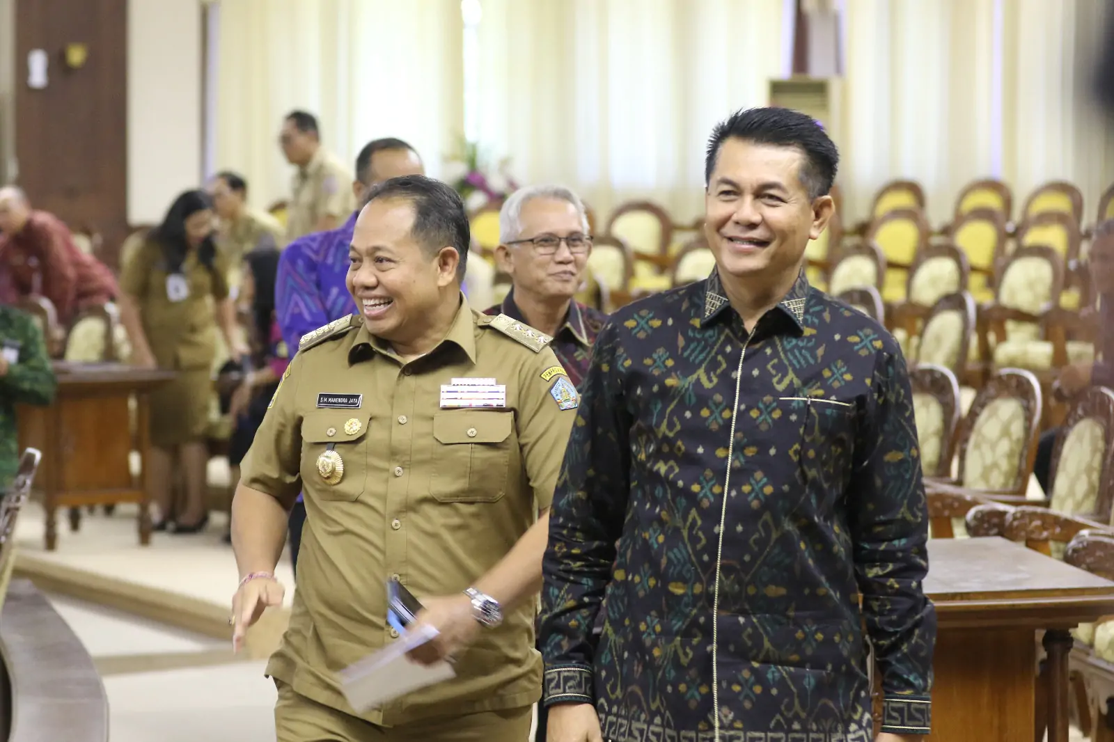 Pj. Gubernur Bali, Mahendra Jaya (kiri) dengan Ketua DPRD Provinsi Bali, Dewa Made Mahayadnya (kanan) dalam Rapat Paripurna ke – 1, Masa Persidangan I DPRD Provinsi Bali, Senin (21/10/2024) .