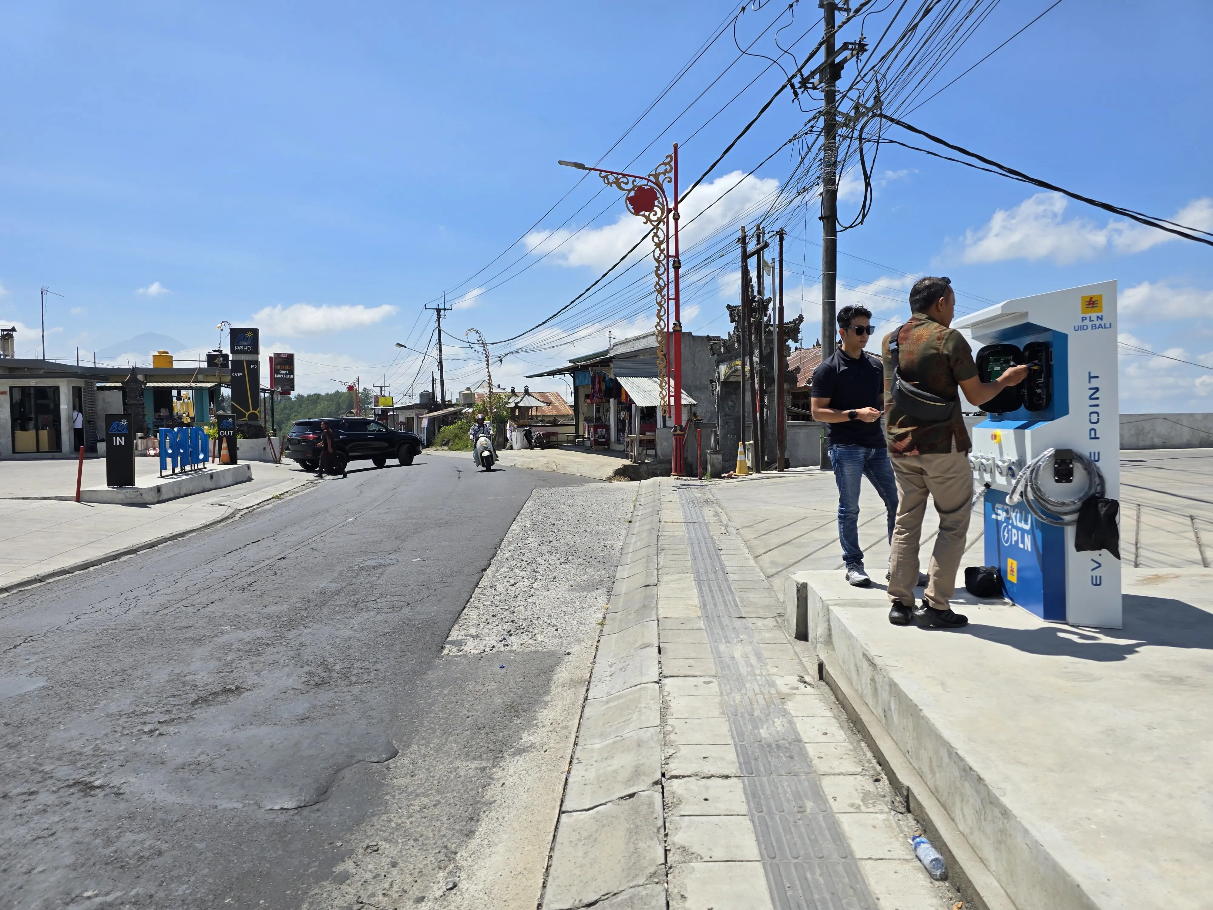 Petugas PLN melakukan pengaturan akhir di SPKLU Double Charging di lokasi parkir PAHDI Specialty Coffee yang berada di Jl. Penelokan Kintamani Bangli.