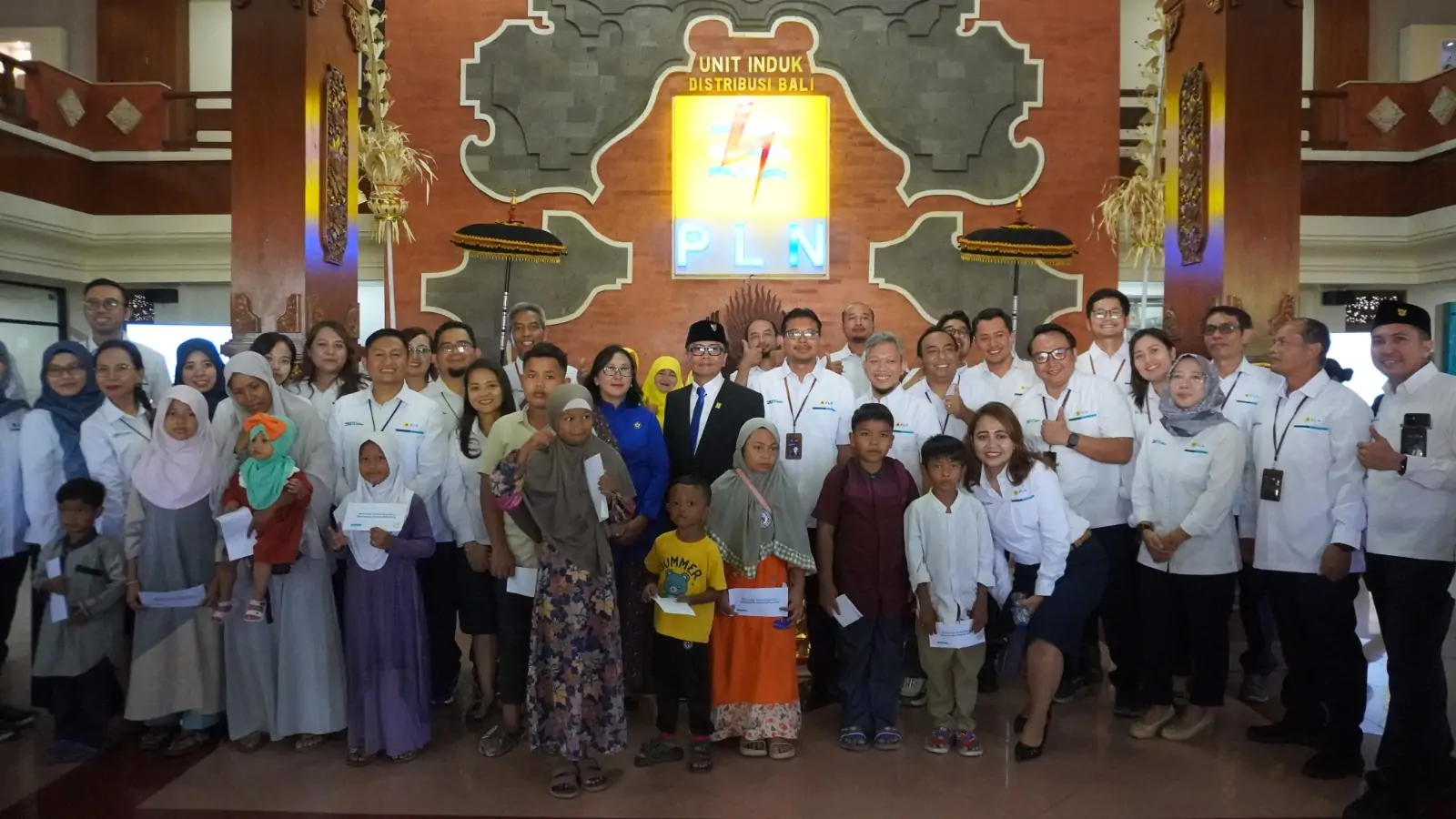 General Manager beserta managemen dan karyawan karyawati PT PLN (Persero) UID Bali menyempatkan foto bersama anak anak yatim dan dhuafa serangkaian syukuran HLN ke-79.