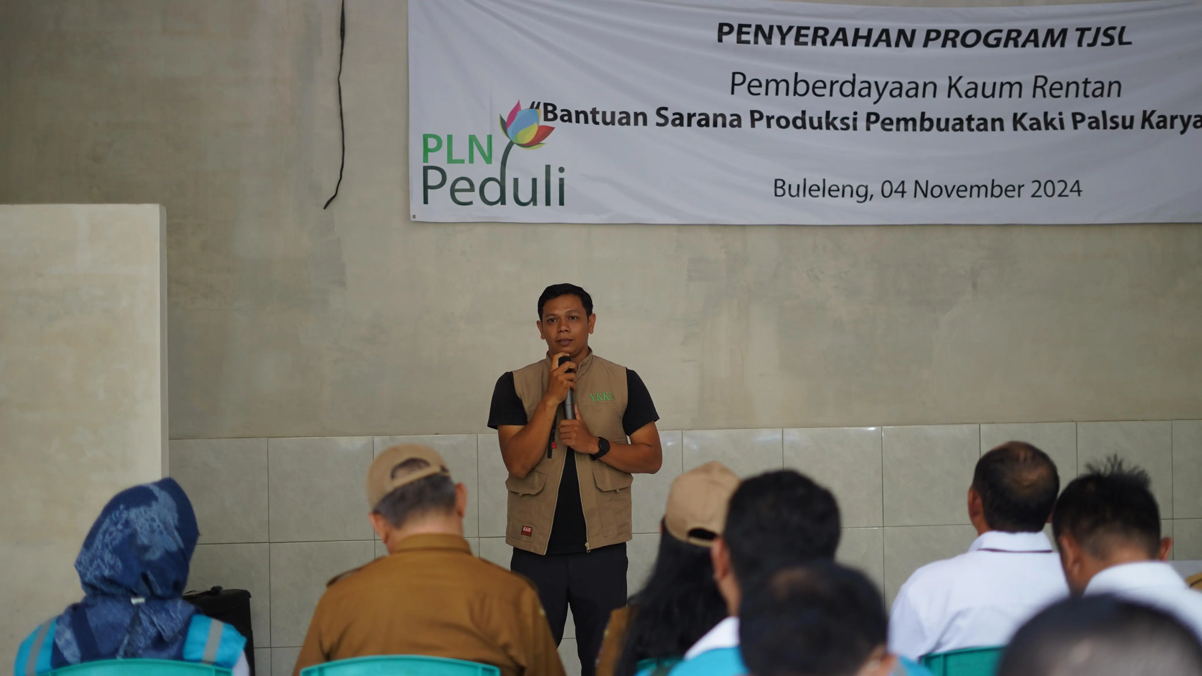 Ketua Yayasan Kaki Kita Senusantara YKKS I Made Aditiasthana memberikan sambutan pada acara seremonial penyerahan penghargaan dalam rangka menyemangati hari pahlawan.