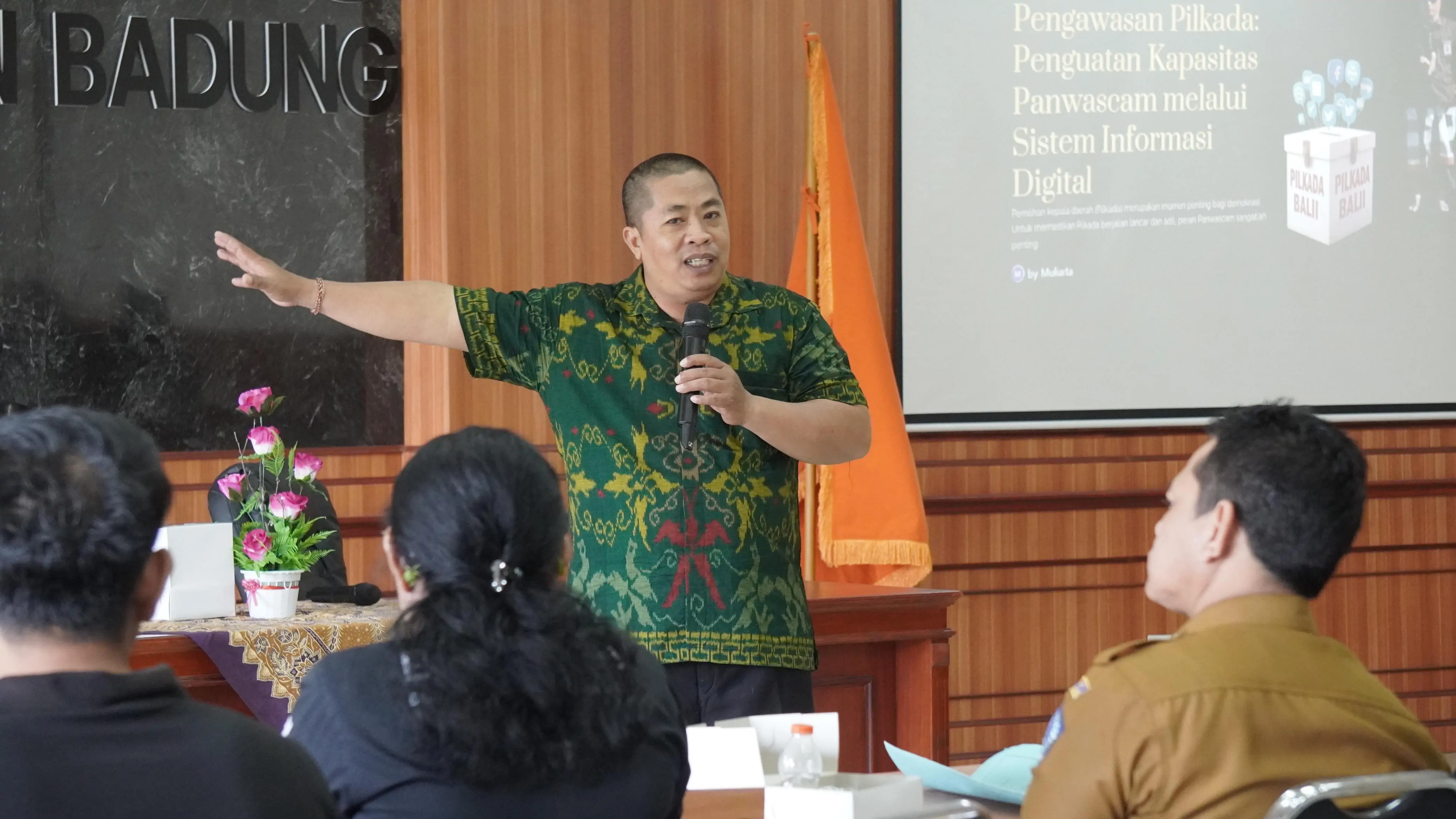 Dr. I Nengah Muliarta, S.Si., M.Si, saat menjadi narasumber dalam Rapat ”Penguatan Kapasitas Pengawas Kecamatan dalam Penerapan Sistem Informasi untuk Pengawasan Pemilihan Tahun 2024 yang dilaksanakan di Kantor Bawaslu Badung pada Senin (11/11/2024).