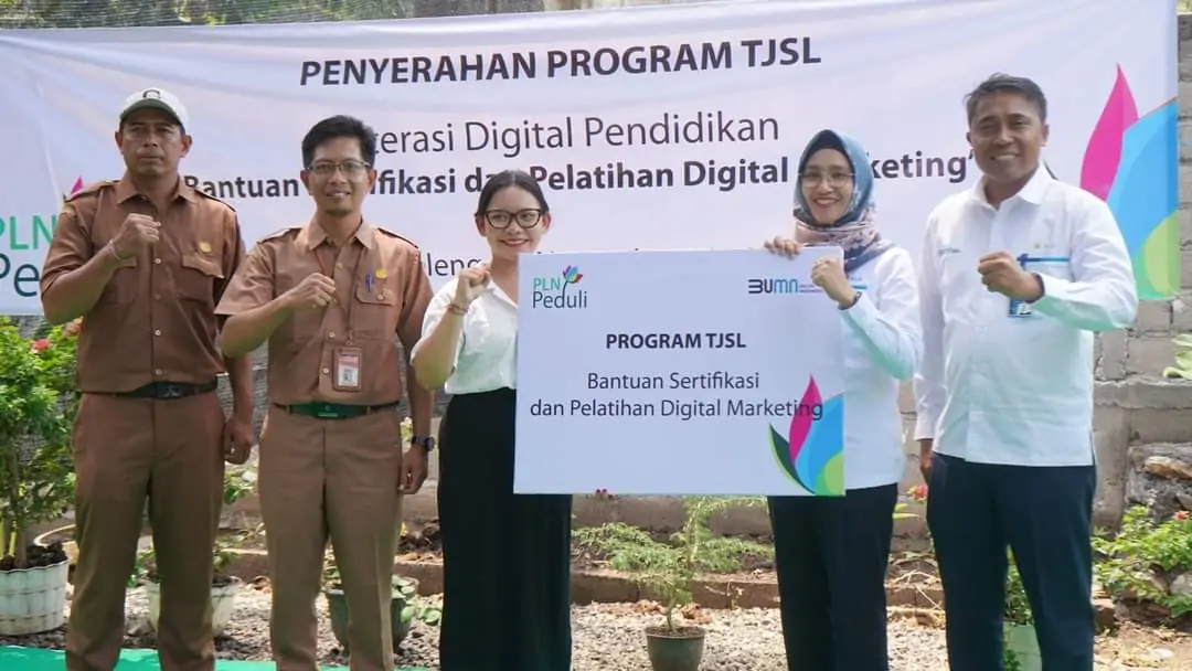 Manager PT PLN (Persero) Unit Pelaksana Pelayanan Pelanggan (UP3) Bali Utara Elashinta (dua dari kanan) bersama Manager Komunikasi dan TJSL PT PLN (Persero) UID Bali I Wayan Eka Susana (kanan) menyerahkan bantuan Sertikasi dan Pelatihan Digital Marketing secara simbolis kepada Ketua Smile Education Kadek Puspita (tengah) yang didampingi Kepala Dinas Kominfo Kabupaten Buleleng yang diwakili Kepala Bidang PKP Putu Suryada Santi (dua dari kiri) dan Kepala Desa Temukus yang diwakili oleh Kepala Dusun Labuhan Aji Ketut Suhartana (kiri).