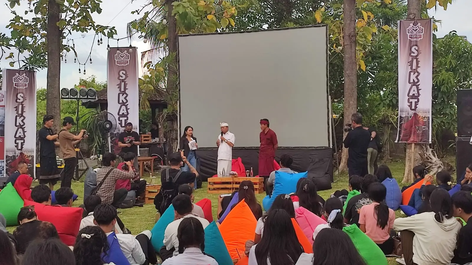 Koster Ditantang Bangun Institut Adat Istiadat Bali