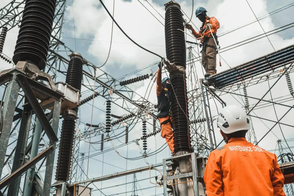 Petugas PLN melakukan perbaikan pada komponen elektrikal di Gardu Induk pasca gangguan akibat cuaca hujan petir.