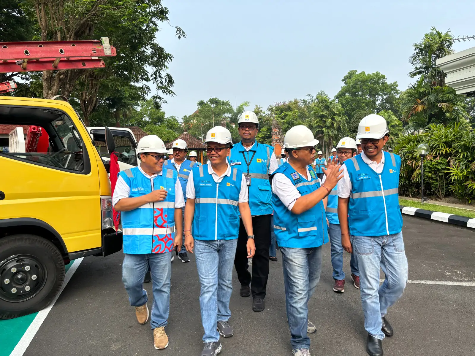 GM PLN UID Bali, I Gede Sindu Putra (dua dari kiri) didampingi mitra kerja dan manajemen PLN UID Bali melakukan inspeksi personel dan peralatan selepas Apel Siaga Pilkada 2024.