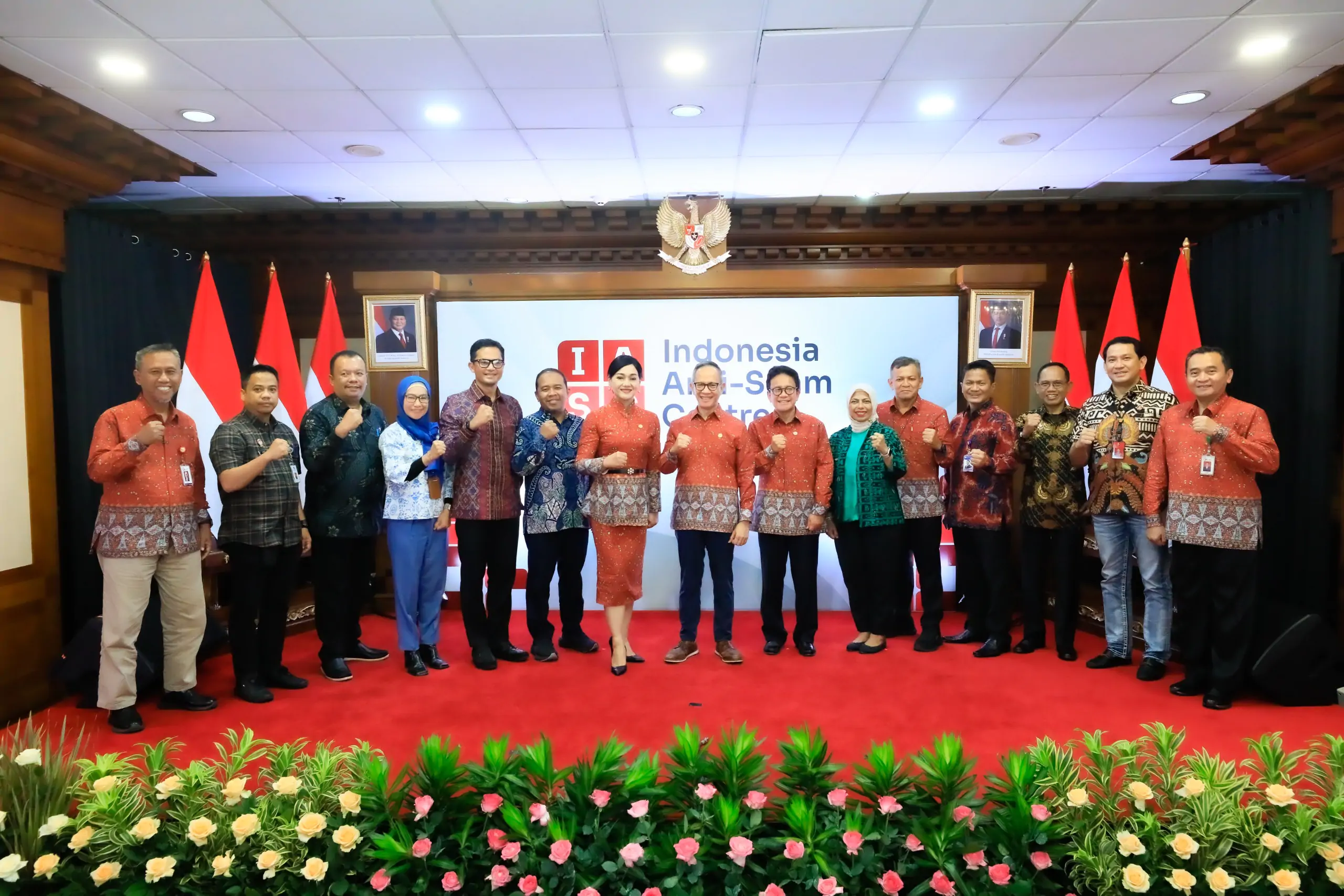 Otoritas Jasa Keuangan (OJK) bersama anggota Satuan Tugas Pemberantasan Aktivitas Keuangan Ilegal (Satgas PASTI) lainnya yang didukung oleh asosiasi industri jasa keuangan melakukan soft launching Indonesia Anti-Scam Centre/IASC (Pusat Penanganan Penipuan Transaksi Keuangan) di Kantor OJK, Jakarta, Jumat.