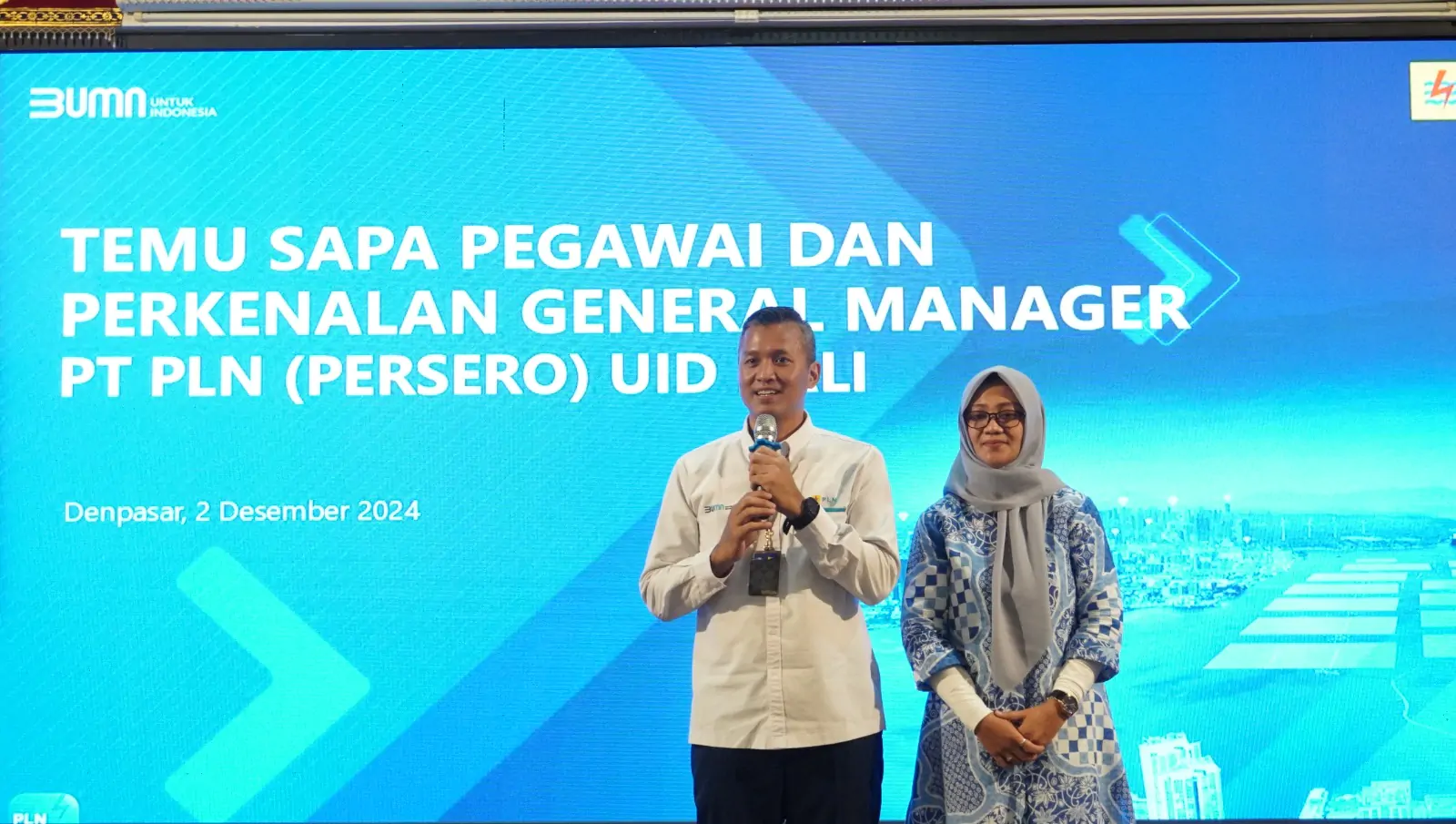 General Manager PT PLN (Persero) Unit Induk Distribusi (UID) Bali Eric Rossi Priyo Nugroho bersama istri saat memperkenalkan diri dihadapan Karyawan Karyawati PT PLN (Persero) UID Bali.