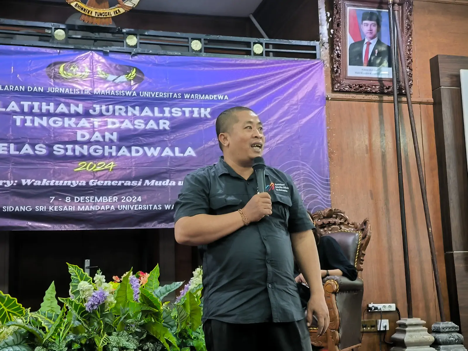 I Nengah Muliarta, akademisi Universitas Warmadewa (Unwar) sekaligus Koordinator Asosiasi Media Siber Indonesia (AMSI) Wilayah Bali, NTB, dan NTT, saat acara Pelatihan Jurnalistik Tingkat Dasar yang digelar oleh Unit Penalaran dan Jurnalistik (UPJ) Universitas Warmadewa, Sabtu (7/12) di Denpasar.