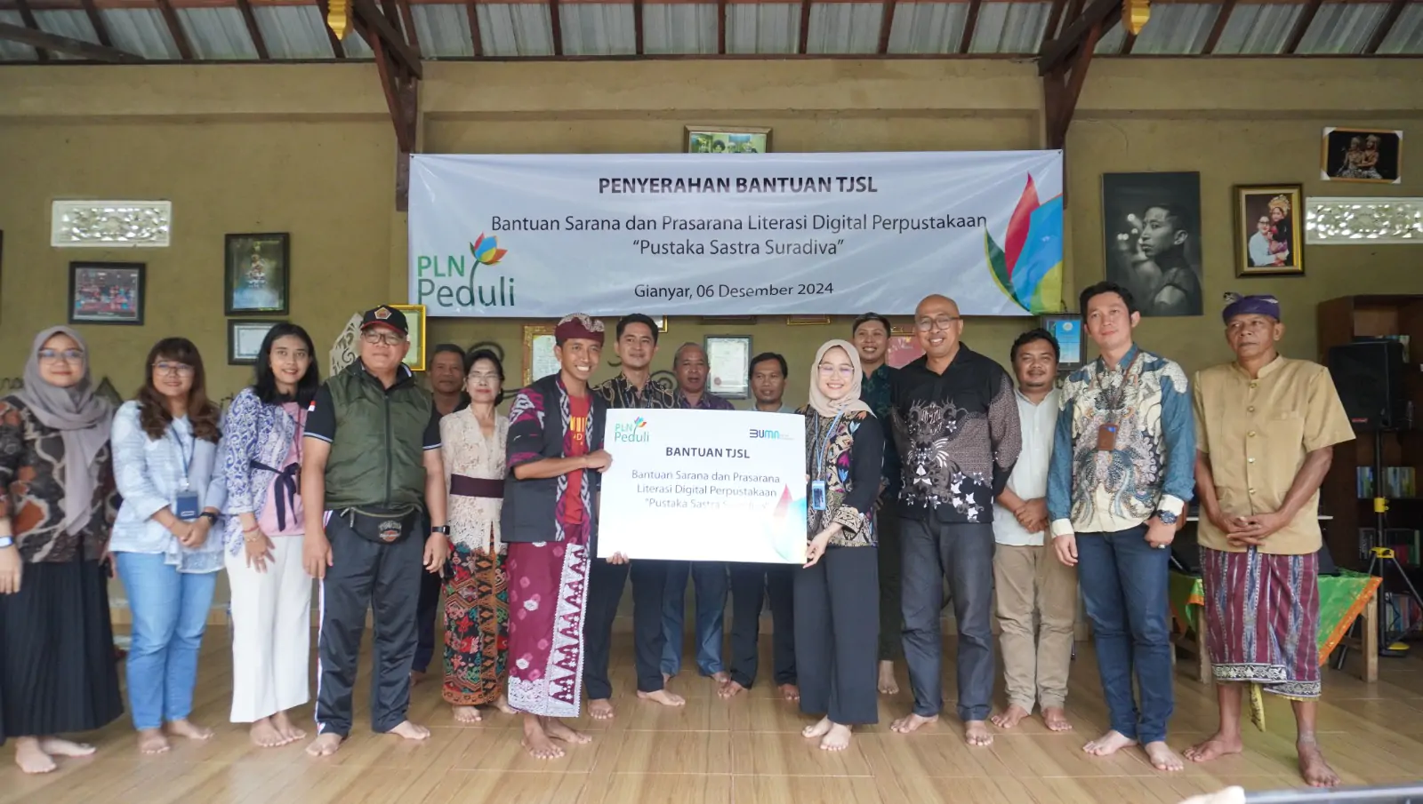 Managemen PLN menyempatkan foto bersama dengan Komunitas Sanggar Seni Suradiva saat penyerahan simbolis Bantuan TJSL yang diserahkan oleh Manager PLN UP3 Bali Timur Imadya Nareswari (berjilbab) dan diterima Ketua Komunitas I Ketut Gede Agus Adi Saputra.