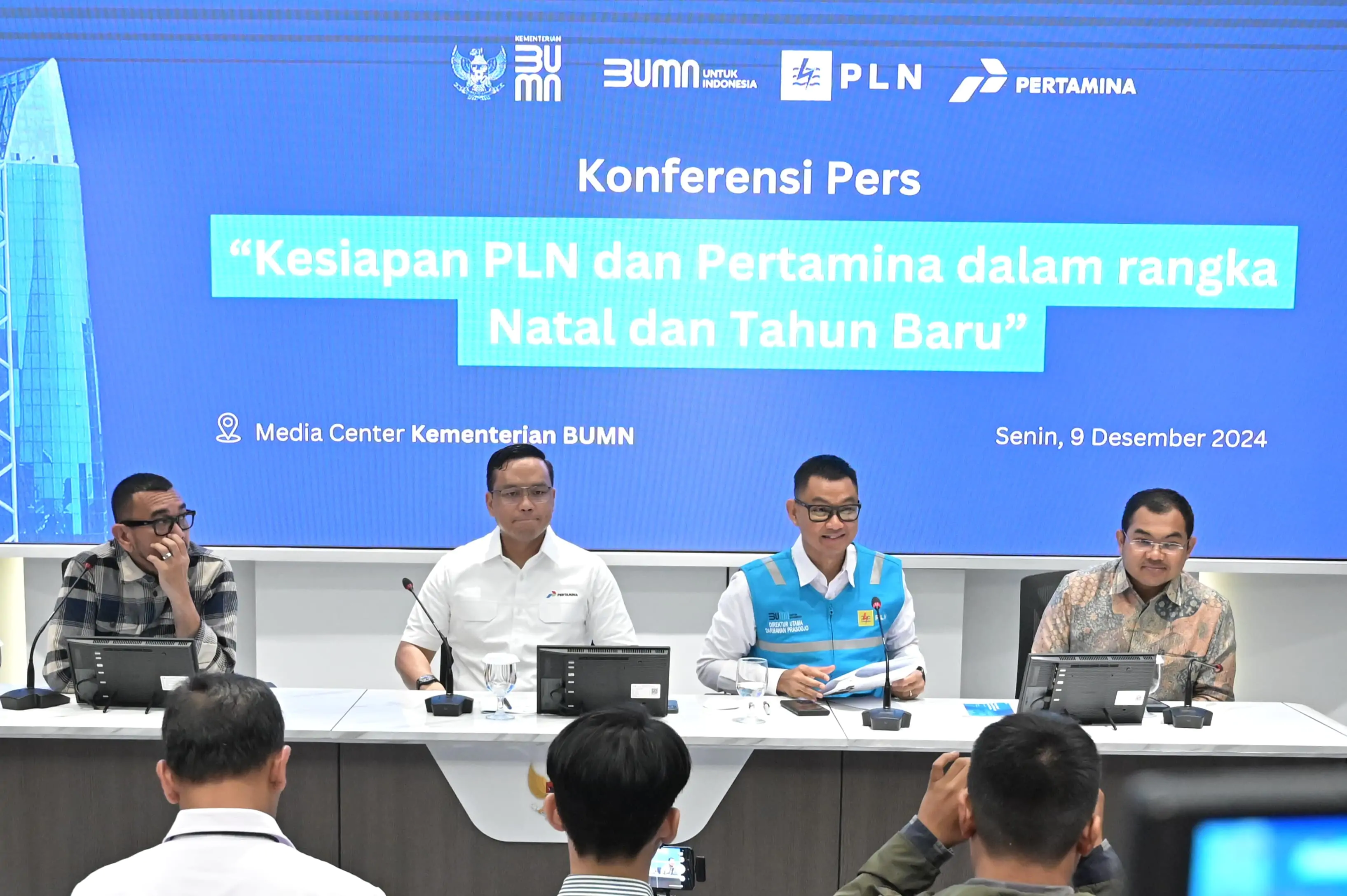 Suasana agenda Konferensi Pers "Kesiapan PLN dan Pertamina dalam rangka Natal dan Tahun Baru” yang digelar di Media Center Kementerian BUMN, Jakarta pada Senin (9/12). Keterangan foto: Deputi Bidang Sumber Daya Manusia (SDM), Teknologi, dan Informasi Kementerian BUMN, Tedi Bharata (kanan), Staf Khusus Menteri BUMN, Arya Sinulingga (kiri), Direktur Utama PLN, Darmawan Prasodjo (kedua dari kanan) dan Direktur Utama Pertamina, Simon Aloysius Mantiri (kedua dari kiri).