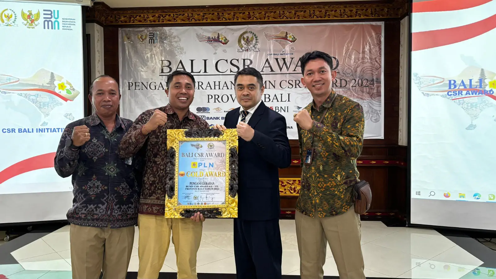 Senator DPD RI utusan Bali Dr. Shri I Gusti Ngurah Arya Wedakarna MWS III (Jas Hitam) berfoto bersama Manager Komunikasi & TJSL I Wayan Eka Susana yang diikuti oleh Tim TJSL PT PLN (Persero) Unit Induk Distribusi Bali sesaat setelah penerimaan Penghargaan Bali CSR Award 2024.