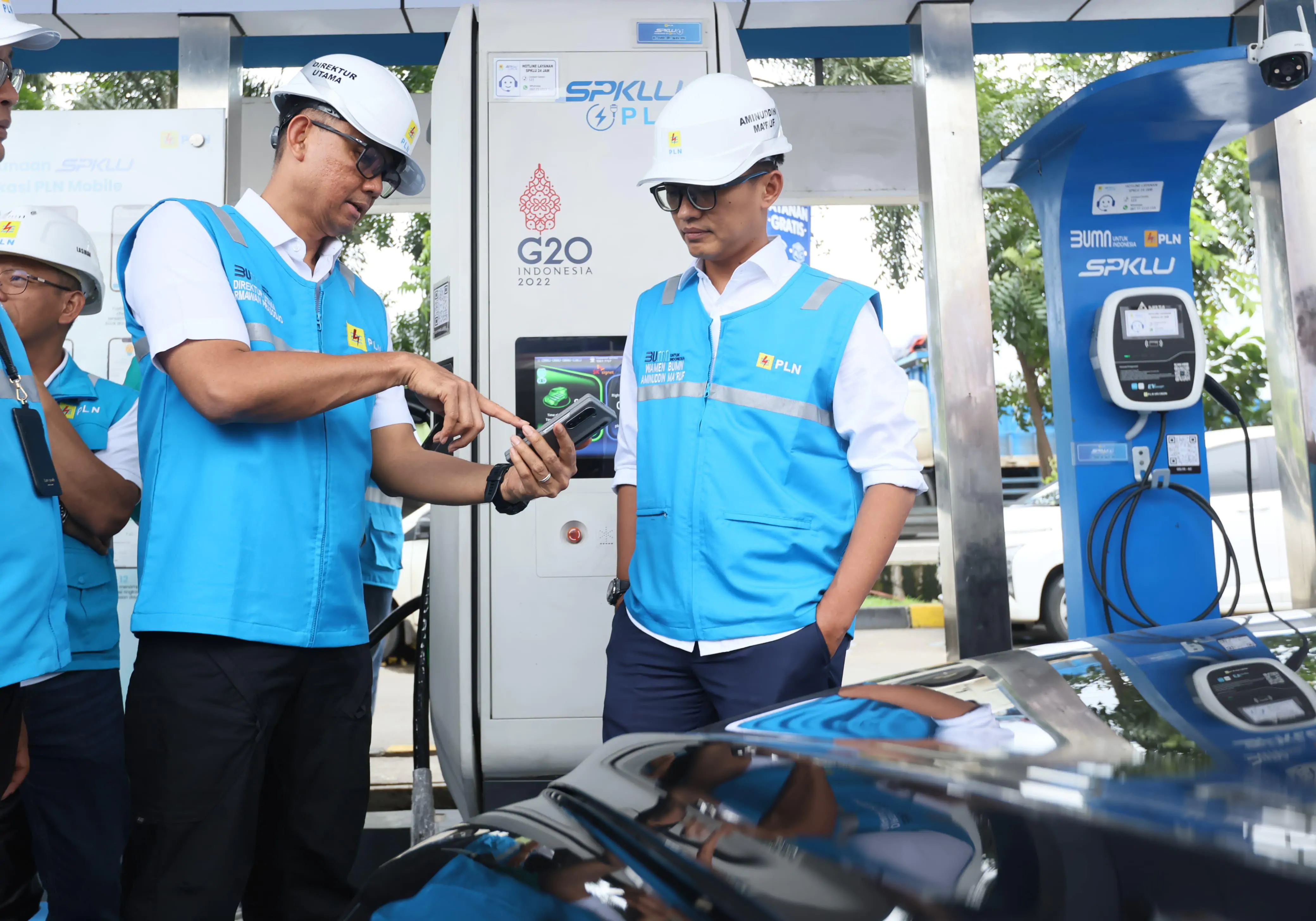 Direktur Utama PLN, Darmawan Prasodjo saat menjelaskan fitur Electric Vehicle Digital Services (EVDS) pada aplikasi PLN Mobile kepada Wakil Menteri BUMN sekaligus Komisaris PLN, Aminuddin Ma'ruf di SPKLU Rest Area KM 43A Tol Jakarta - Merak, Selasa (24/12). Hadirnya beragam fitur untuk electric vehicle di PLN Mobile, diharapkan semakin memudahkan serta meningkatkan kenyamanan para pengguna kendaraan listrik.