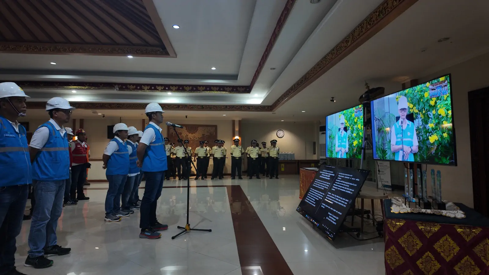 General Manager PT PLN (Persero) Unit Induk Distribusi Bali, Eric Rossi Priyo Nugroho beserta manajemen dan undangan mengikuti secara online Apel Bulan K3 yang dilaksanakan secara serentak dan dipusatkan di Kantor pusat PT PLN (Persero). Nampak para peserta Apel sedang menyimak arahan Direktur Utama PT PLN (Persero) Darmawan Prasodjo.