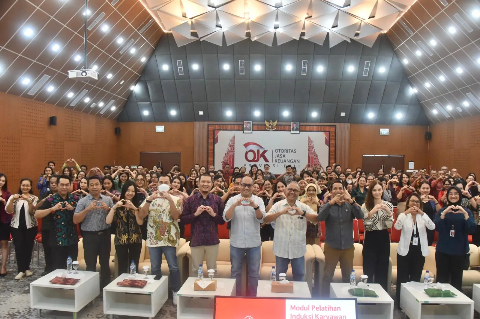 Kegiatan Sosialisasi Modul Induksi Karyawan Baru BPR yang merupakan kolaborasi Deutsche Sparkassenstiftung für Internationale Kooperation (DSIK) Indonesia dengan DPD Perbarindo Bali yang dilaksanakan di Denpasar, Jumat (17/1/2025).