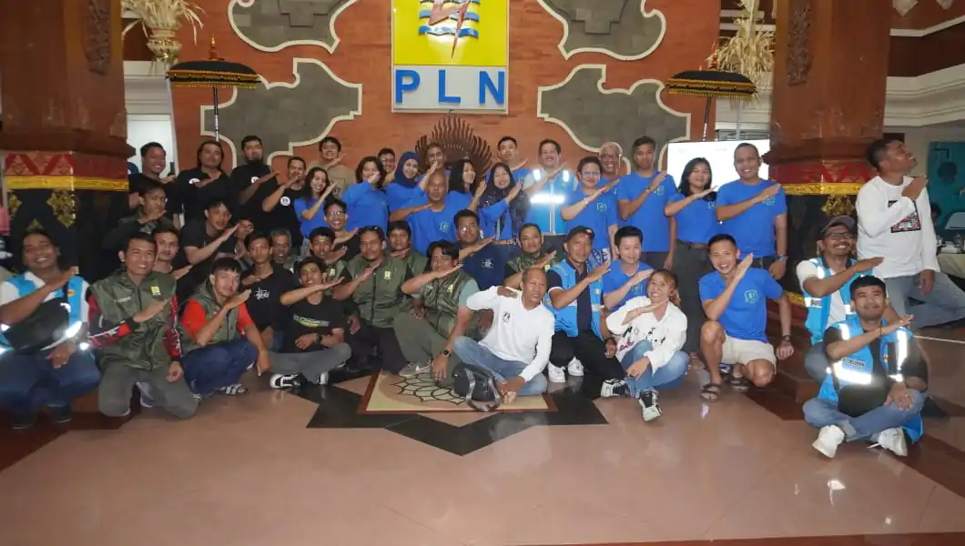 Semua peserta touring menyempatkan foto bersama dengan tim PLN UID Bali setibanya di Kantor PLN UID Bali.