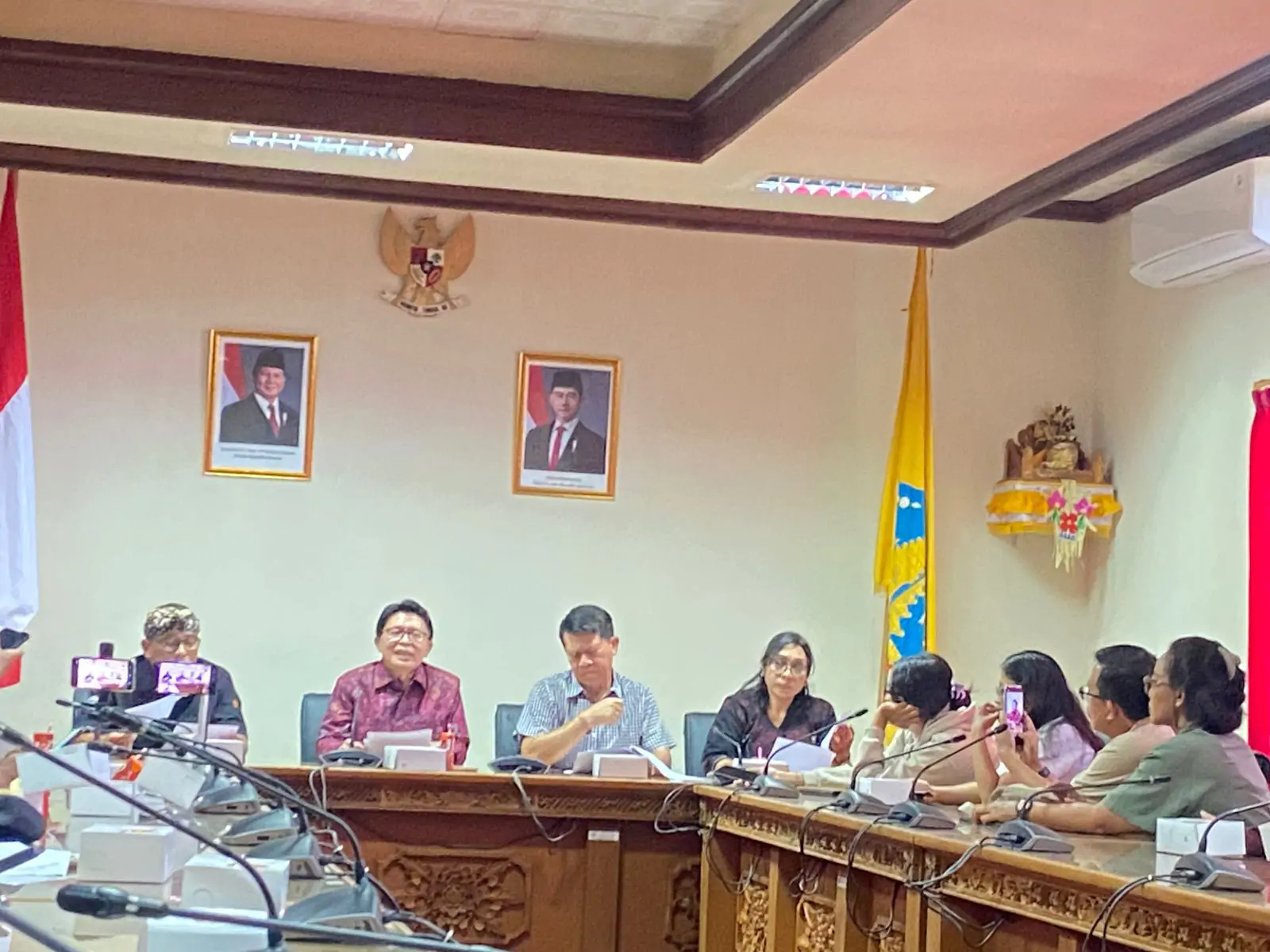 Fraksi PDI Perjuangan DPRD Provinsi Bali mengecam keras tindakan sebuah klub malam di Bali yang menjadikan Dewa Siwa sebagai latar belakang pertunjukan musik Disc Jockey (DJ) yang dijelaskan dalam jumpa pers yang digelar Selasa (4/2/2025) di ruang Fraksi PDI Perjuangan DPRD Bali.