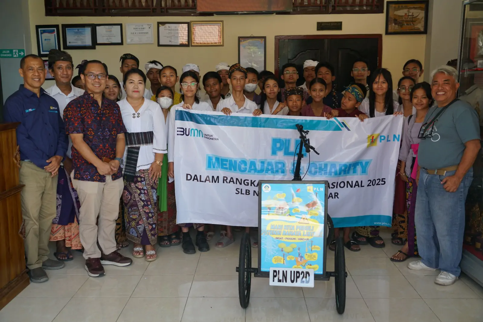 Para siswa dan pengajar Sekolah Luar Biasa SLB negeri 2 Denpasar menyempatkan foto bersama dengan manajemen PT PLN (Persero) Unit Pelaksana Pengaturan Distribusi (UP2D) Bali seusai penyerahan bantuan.