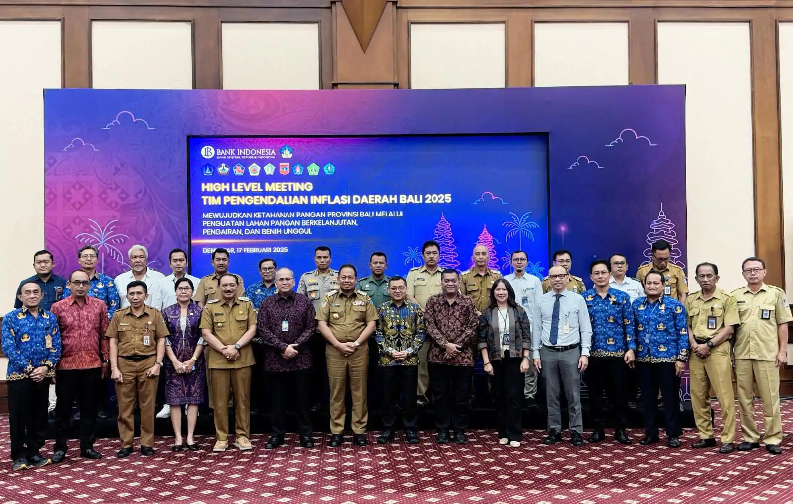 Pj Gubernur Bali Sang Made Mahendra Jaya (tengah) foto bersama para peserta diskusi HLM TPID Bali di Denpasar, Senn (17/2/2025) Penabali/om