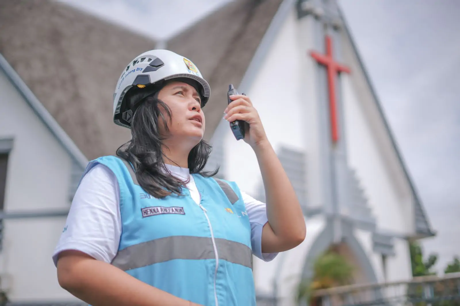 Salah seorang srikandi PLN, Fani, ketika bertugas mengamankan pasokan listrik saat Natal 2024 di GKI Gereformeerd, Semarang, Jawa Tengah.