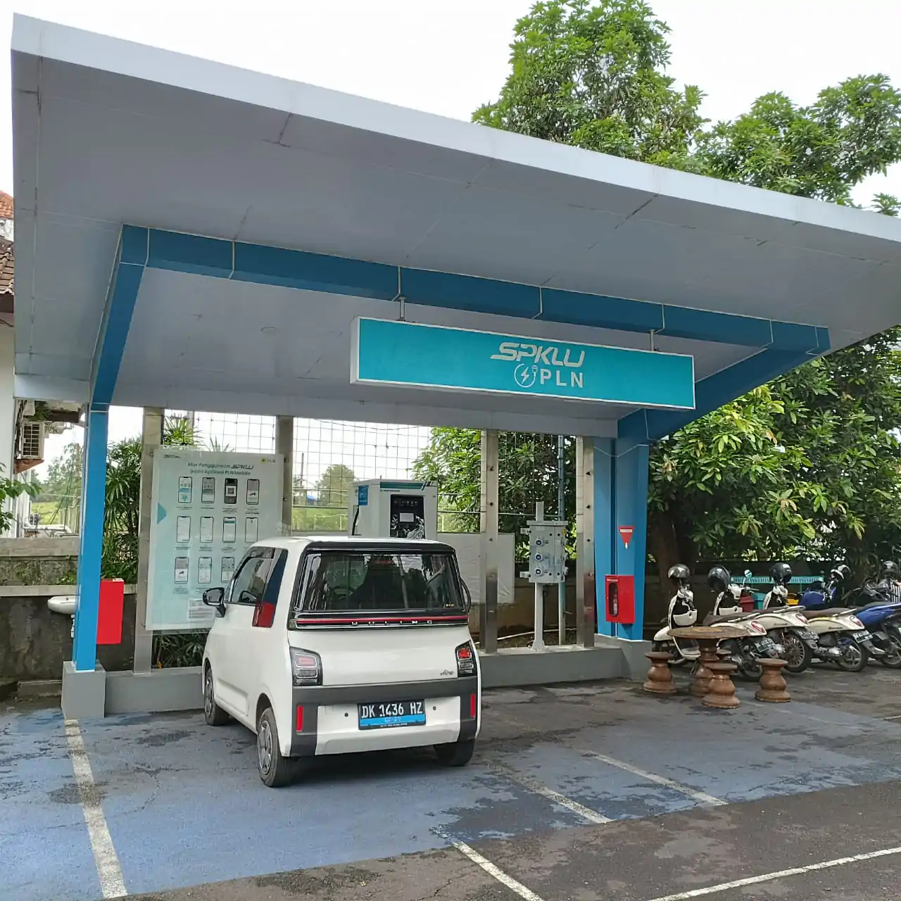 Hari ketiga pasca lebaran, Beberapa titik SPKLU menjadi tempat charging pengendara kendaraan listrik. Tampak sebuah kendaraan listrik sedang charging di SPKLU PLN Tabanan.