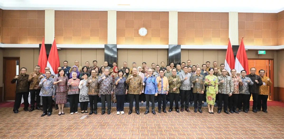 Bank Indonesia (BI) dan Otoritas Jasa Keuangan (OJK) menegaskan komitmen bersama untuk terus menjaga stabilitas ekonomi dan ketahanan sektor keuangan nasional di tengah ketidakpastian global yang masih tinggi. Komitmen ini disampaikan dalam rapat koordinasi kedua lembaga yang digelar pada Senin (24/3), dan dihadiri oleh Gubernur BI Perry Warjiyo serta Ketua Dewan Komisioner OJK Mahendra Siregar, bersama seluruh anggota dewan dari masing-masing institusi.
