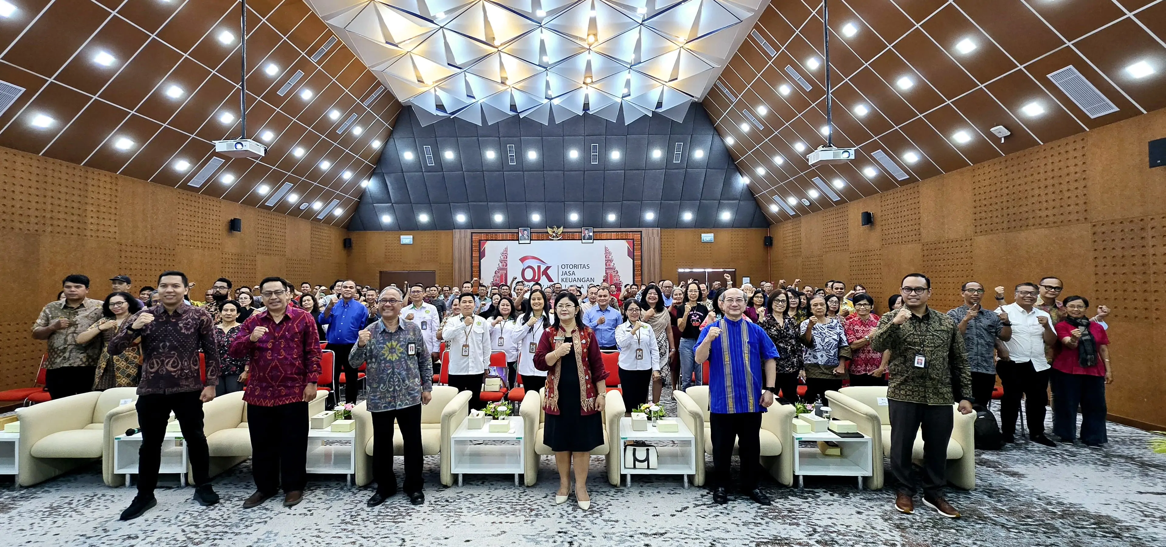 OJK Provinsi Bali bersama Kanwil Kementrian Agama Provinsi Bali menggelar edukasi keuangan kepada Jemaat Umat Kristiani di Kota Denpasar, dalam momentum perayaan Paskah dengan tema “Berkat dan Tanggung Jawab: Mengelola Keuangan Dengan Bijak” bertempat di Kantor OJK Provinsi Bali, Denpasar, Selasa (15/4/2025).